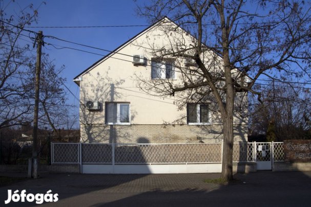 Vecsés, Befektetés, 380 m2-es, családi ház, 8 szobás, felújított /