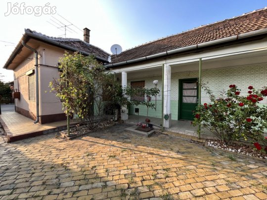 Vecsés, Központ közeli, 95 m2-es, családi ház, 3 szobás, felújítandó