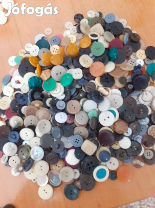 Vegyes különböző gombok 100db-os csomagba