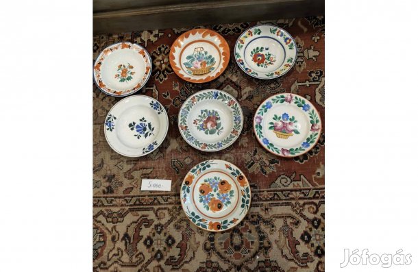 Vegyes népi tányérok, dísztányérok, kézzel festett dekorációs tányérok