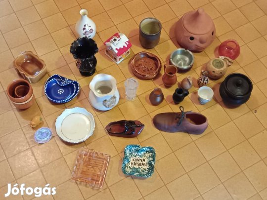 Vegyes porcelán emléktárgy gyűjtemény