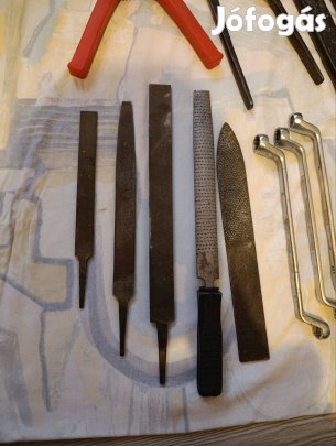 Vegyes szerszámok és szerszámosláda