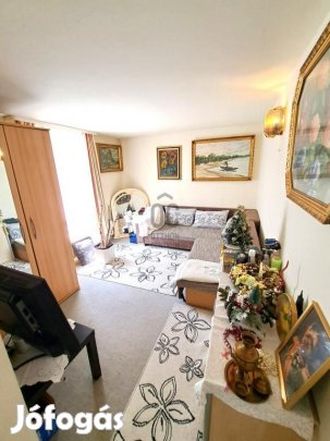 Velencei 100 nm-es ház eladó