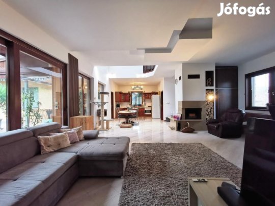 Velencei 375 nm-es ház eladó