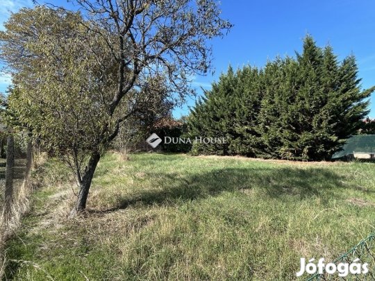 Velencei 880 nm-es telek eladó