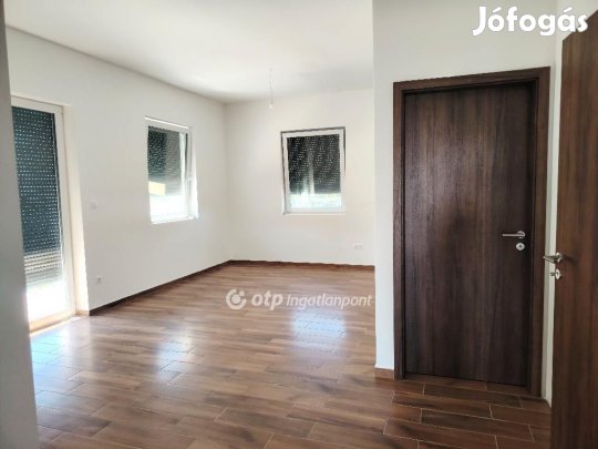 Velencei 91 nm-es ház eladó