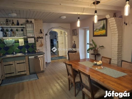 Velencei eladó 190 nm-es ház