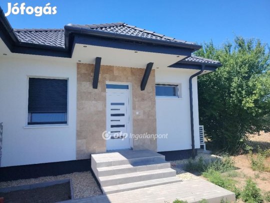 Velencei eladó 80 nm-es ház