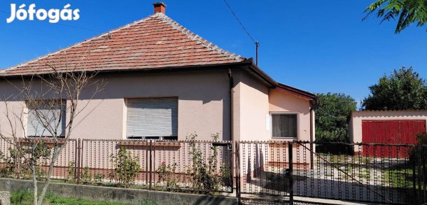 Velencén nagy telkes családi ház fejlesztési lehetőséggel