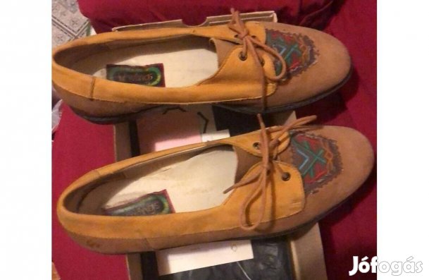 Velúrbőr 40-es új női cipő 4500 Ft Budapesten eladó