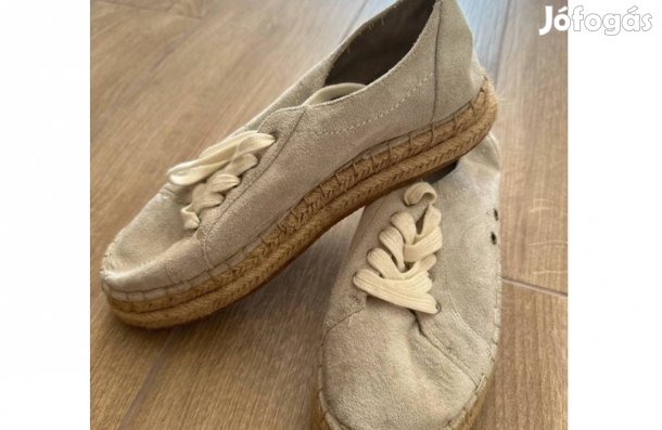 Velúrhatású tavaszi cipő 37