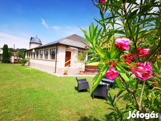 Vendégház és külön lakóház = 420 m2