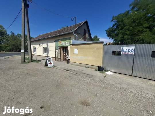 Vendéglőként, üzletként használható épület