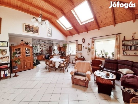 Veresegyházi eladó 300 nm-es ház