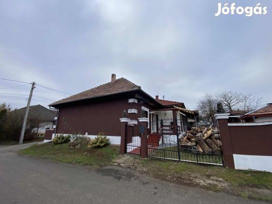 Versegen, 2 generációnak elegendő családi ház eladó!