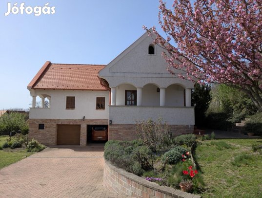 Vértessomló, 4 szobás  családi ház eladó