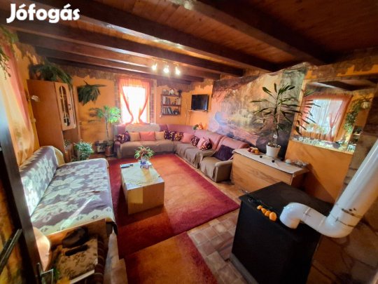 Vértesszőlősön (dűlő) 2 telek egybe nyítva, lakható házzal eladó!