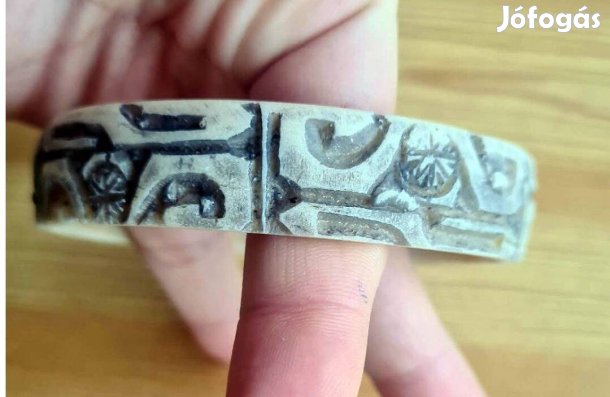 Vésett mintás csontszerű karkötő