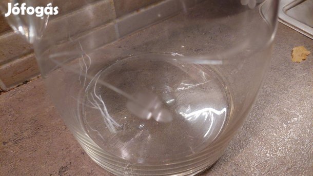 Vésett üveg kancsó