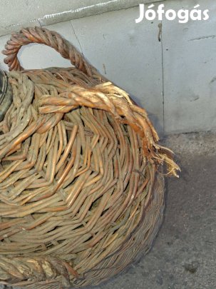 Vesszőfonásos demizson szovjet kupakkal