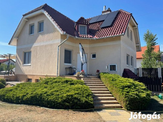Veszprém kertvárosában eladó egy 4 szobás családi ház