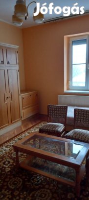 Veszprem központjában téglalakás eladó