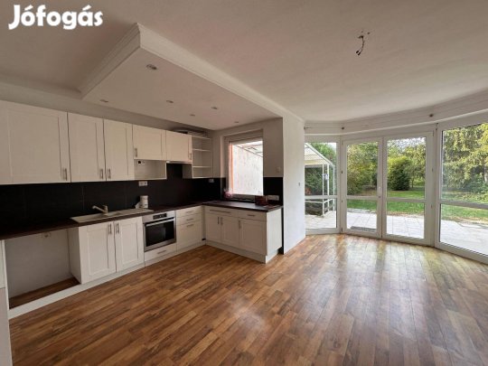 Veszprémbe, csendes övezetbe, kertes lakóház éladó