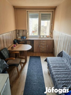 Veszprémben eladó egy 53 négyzetméteres 1+2 félszobásra átalakított l