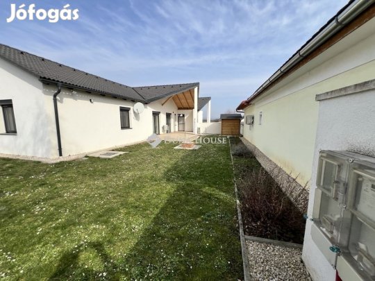 Veszprémi 107 nm-es ház eladó