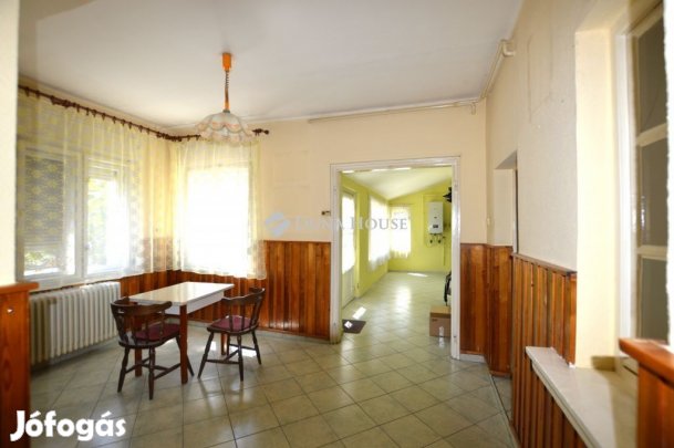 Veszprémi 157 nm-es ház eladó