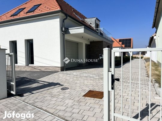 Veszprémi 164 nm-es ház eladó