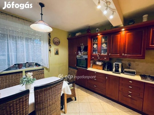 Veszprémi 210 nm-es ház eladó