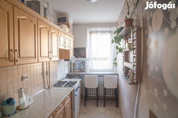 Veszprémi 52 nm-es lakás eladó