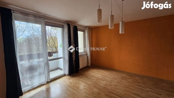 Veszprémi 52 nm-es lakás eladó