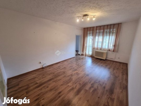 Veszprémi 54 nm-es lakás eladó