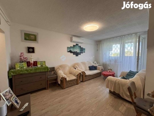 Veszprémi 68 nm-es lakás eladó