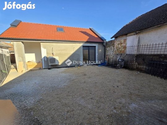 Veszprémi 70 nm-es ház eladó