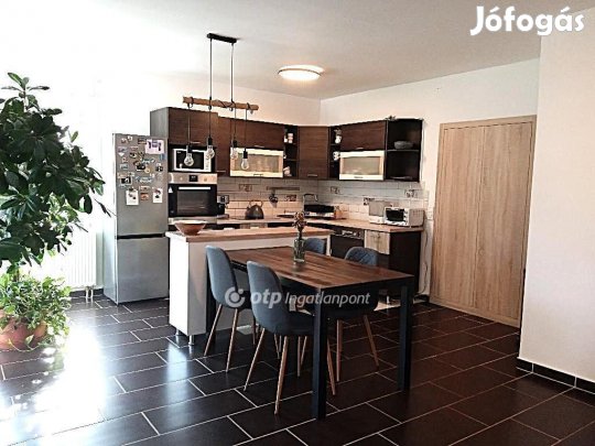 Veszprémi 91 nm-es lakás eladó