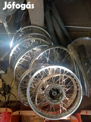 Veterán jármű kerék.