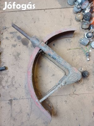 Veterán motor első villa-sárvédő.