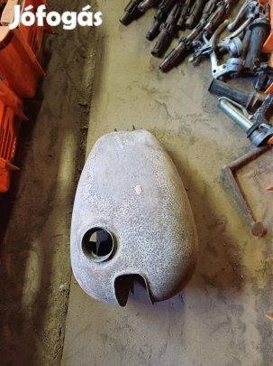 Veterán motor tank.