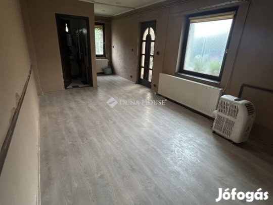 Vezér utcákban, 4 szoba+2 nappalis.