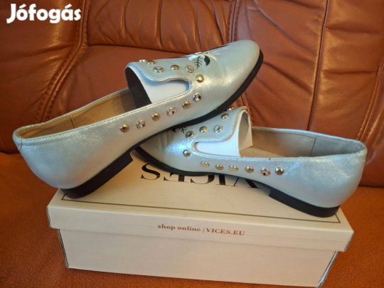 Vices hímzett női félcipő eladó csökkentett áron - 40