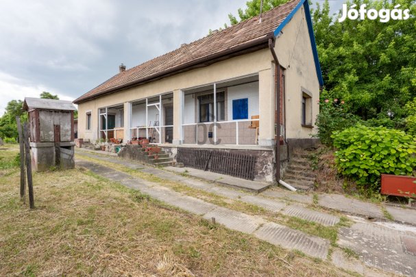 Vidék bája, város közelsége  otthon Kápolnásnyéken, a Velencei-tó öle