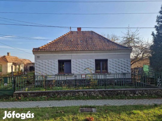 Vidéki nyugalom a falu szívében