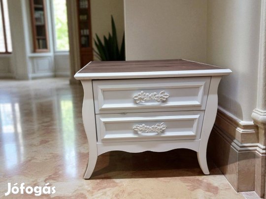 Vidéki stílusú kis méretű komód, matt fehér színben, barna felső rész
