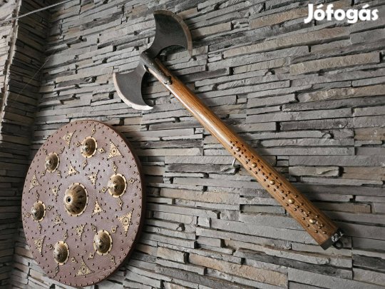 Viking stílusú bárd és pajzs