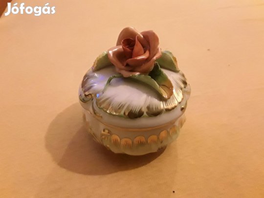 Viktória   mintás bonbonier rózsafogós