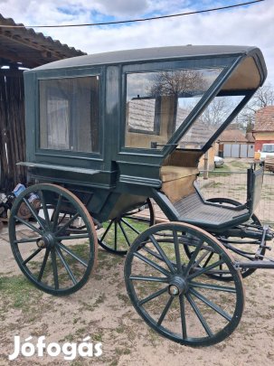 Viktoriánus stílusú zárt hintó