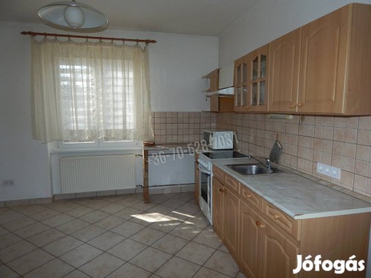 Világos 1,5 szobás 3. emeleti tégla lakás a Piac téren.